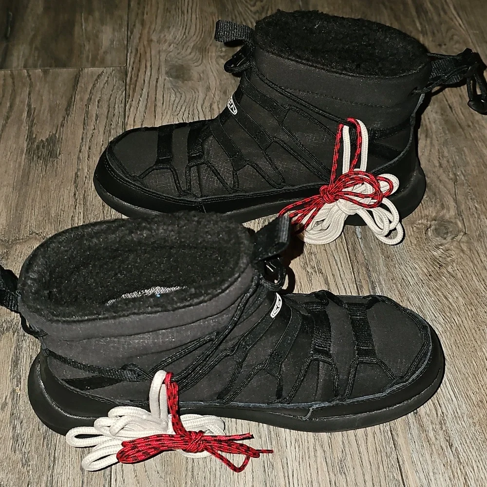KEEN Unseen SNK Chukka Black and Red Winter Boots 8 Black Water Proof New